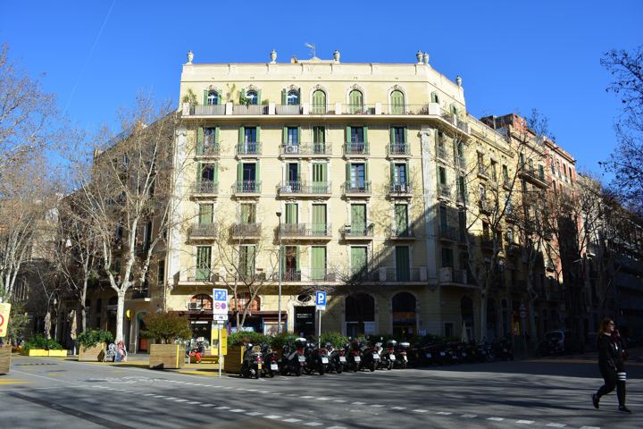 Eixample apartment building in Barcelona