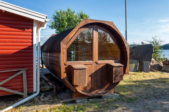 Barrel sauna in a garden