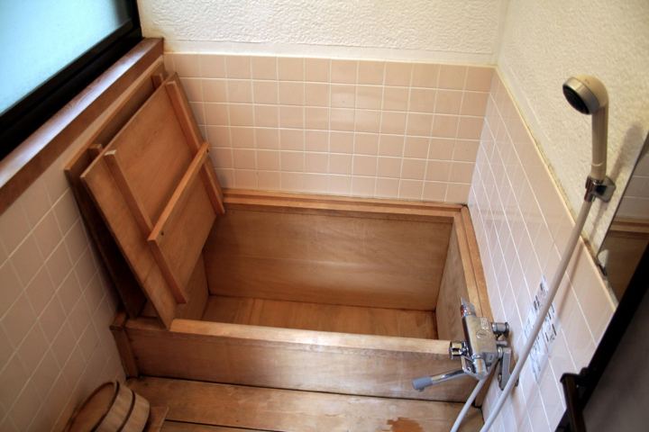 Square Japanese wooden bathtub with lid